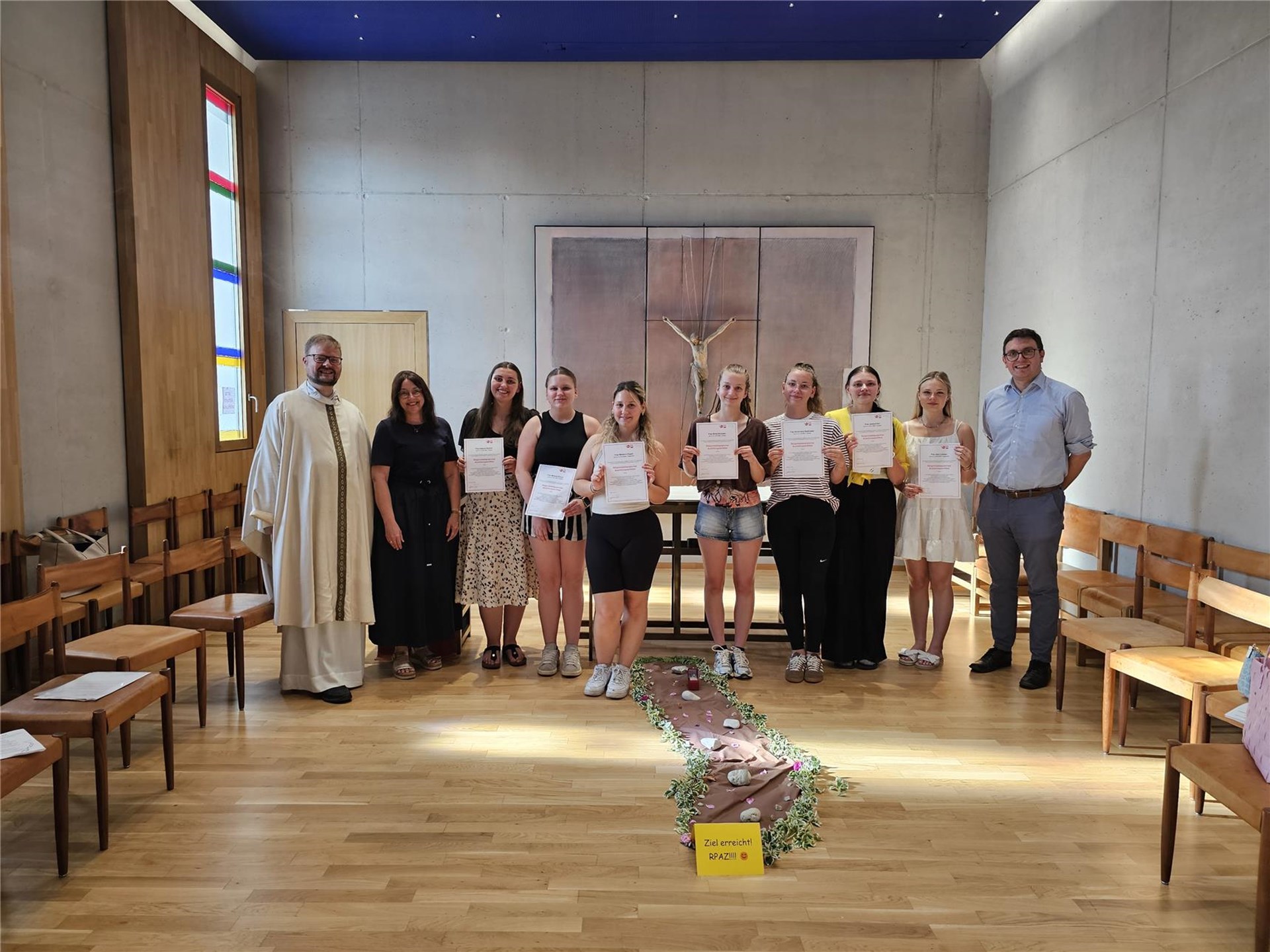 Freuten sich über die Verleihung des religionspädagogischen Ausbildungszertifikats: Stadtpfarrer Carl Christian Snethlage, Schulamtsdirektorin i.K. Anja Wagner-Hölzl (Leiterin der Abteilung Schulen und Hochschule im Bistum Passau), die Absolventinnen und Schulleiter Raimund Kreutzer.